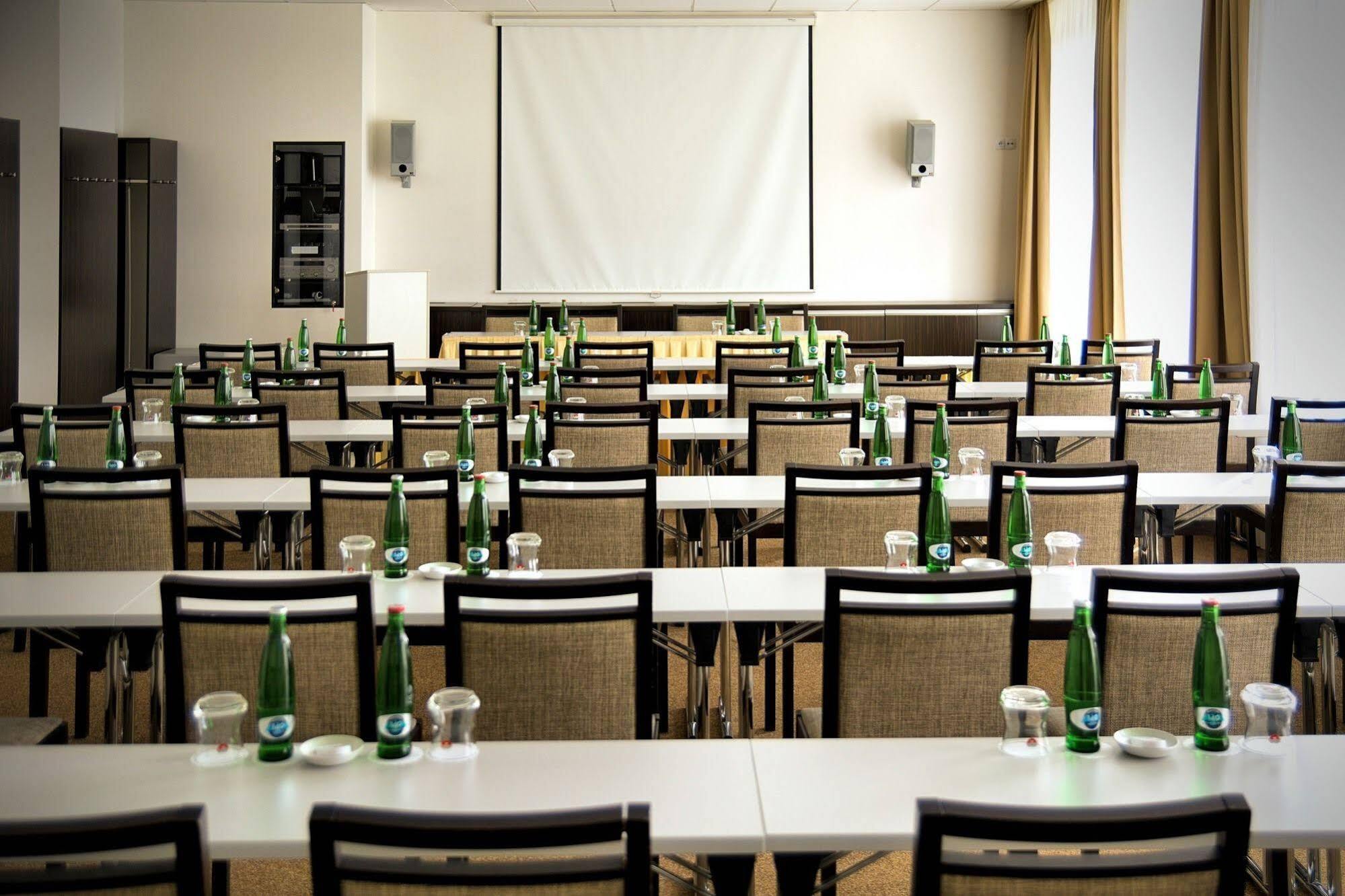欧元酒店 帕尔杜比采 外观 照片